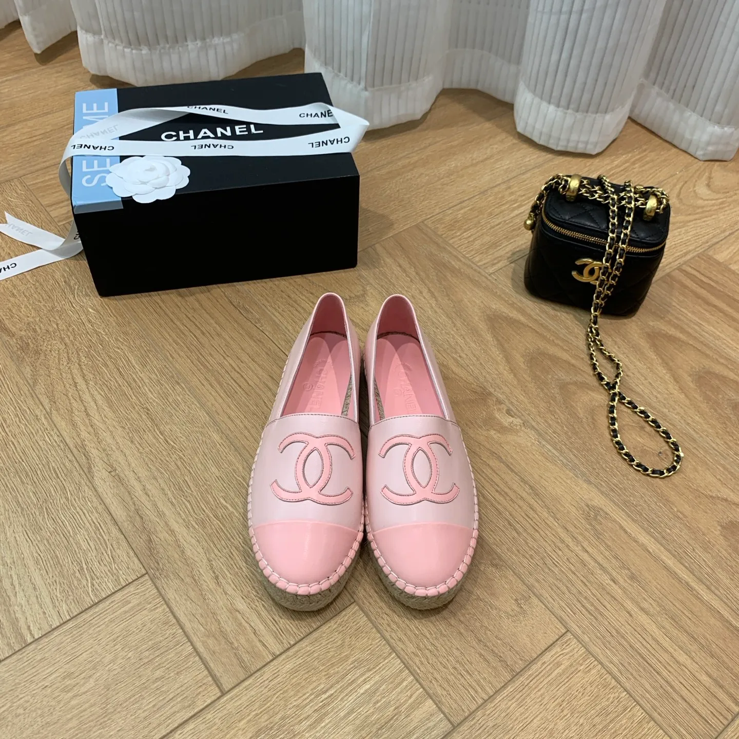👟👟Ex-factory price 440👟👟 👑New colors are coming ✌️New version of Chanel fisherman shoes is coming❗️Delivered in a full set of top-notch packaging. The quality of my fisherman shoes has not been introduced much, everyone who has had them knows it! The original customized upper, and my outsole is the original translucent outsole, the opaque outsole is the wrong version, full set of authentic packaging ❗️ size: 35-40, running price